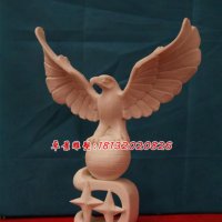 老鹰踩球石雕，晚霞红老鹰石雕