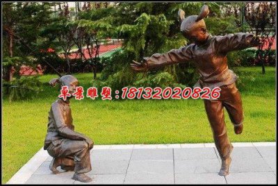 公园玩耍铜雕，玩游戏人物雕塑 (2)