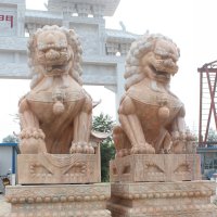 北京狮子雕塑，晚霞红石雕狮子