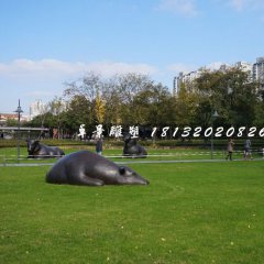 臥著的牛銅雕,公園群牛雕塑