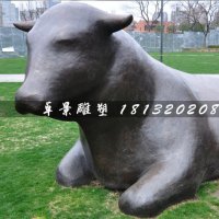 卧着的牛铜雕，公园抽象动物雕塑
