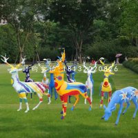 一群小鹿雕塑，玻璃钢彩绘动物