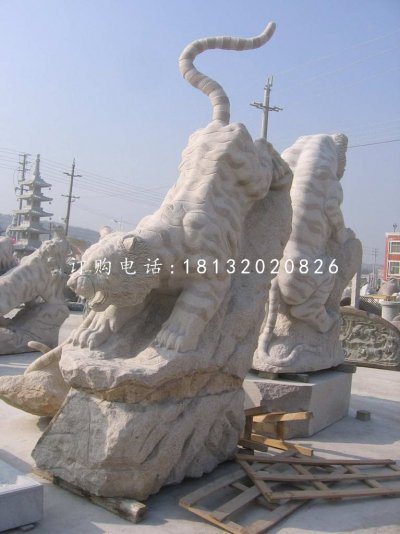 老虎下山石雕公园动物雕塑