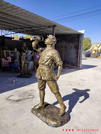 吹冲锋号的八路军铜雕