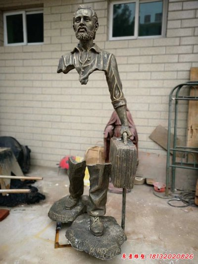 提行李的旅行人物铜雕