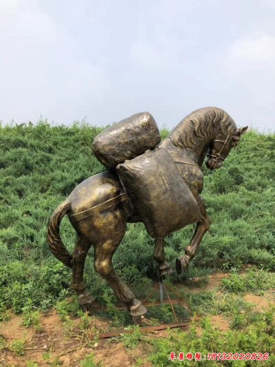 驮货物的铜雕马