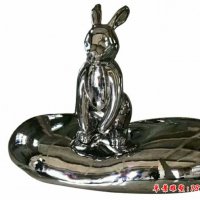 不锈钢抽象兔子和鹅卵石雕塑