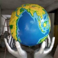 玻璃钢企业手捧地球雕塑