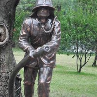 铸铜公园消防员雕塑