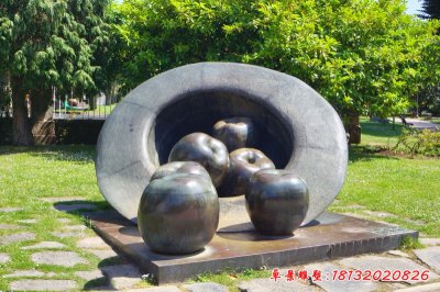 帽子里的苹果铜雕，公园创意铜雕