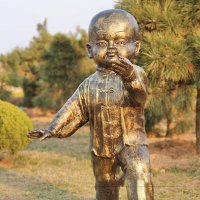 公园练太极拳的儿童铜雕