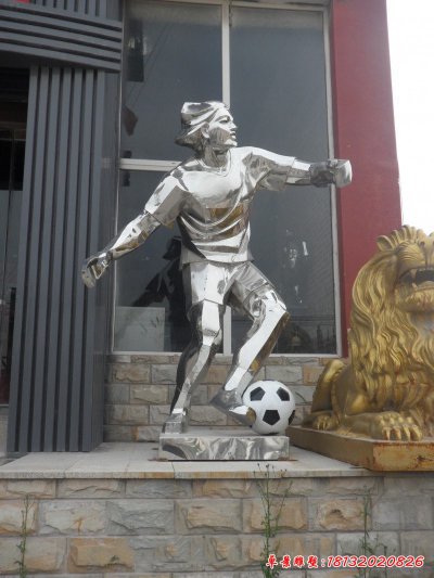 不锈钢踢足球的人物雕塑