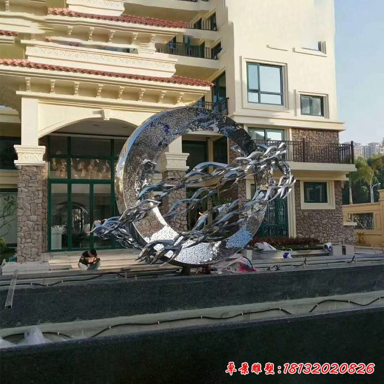 不锈钢圆环和抽象鱼群雕塑