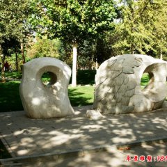 公園抽象和平鴿石雕