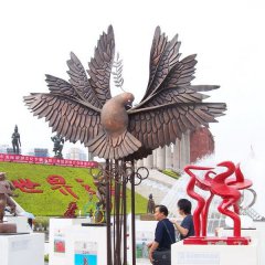公園銅雕和平鴿