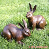 公园草地兔子铜雕