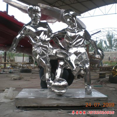 不锈钢踢足球雕塑