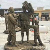 红军人物扛柴铜雕