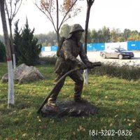 公园消防员铜雕人物