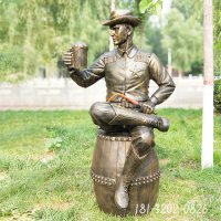 户外喝啤酒人物铜雕