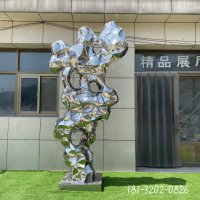 广场太湖石雕塑