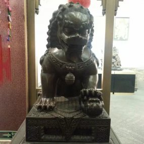 银行门口铜狮子