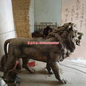 门口的铜狮子